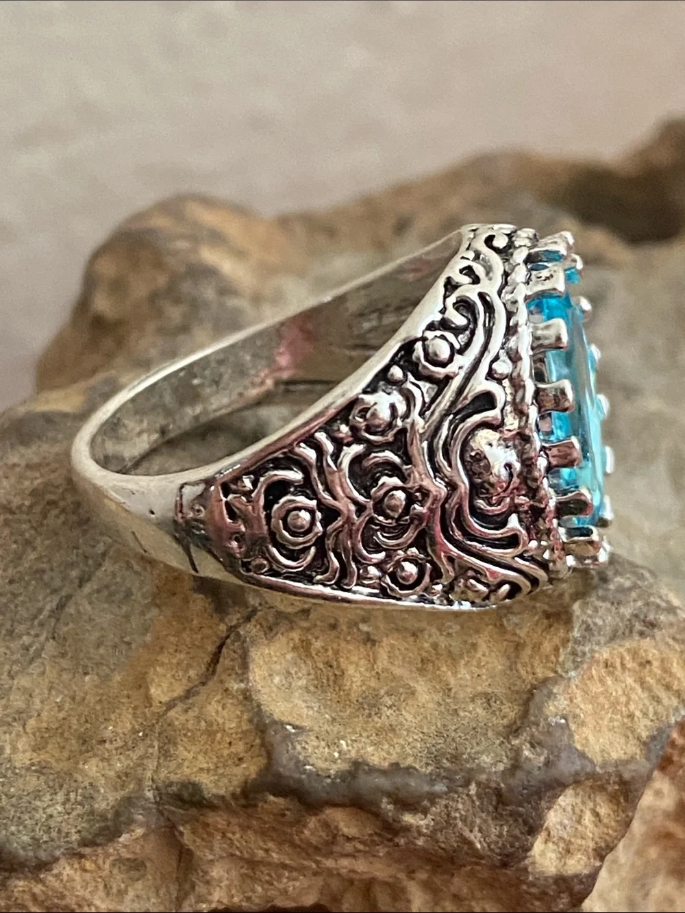 5/$10❤️❤️❤️NEW Aqua Faceted Acrylic Cabochon Ring